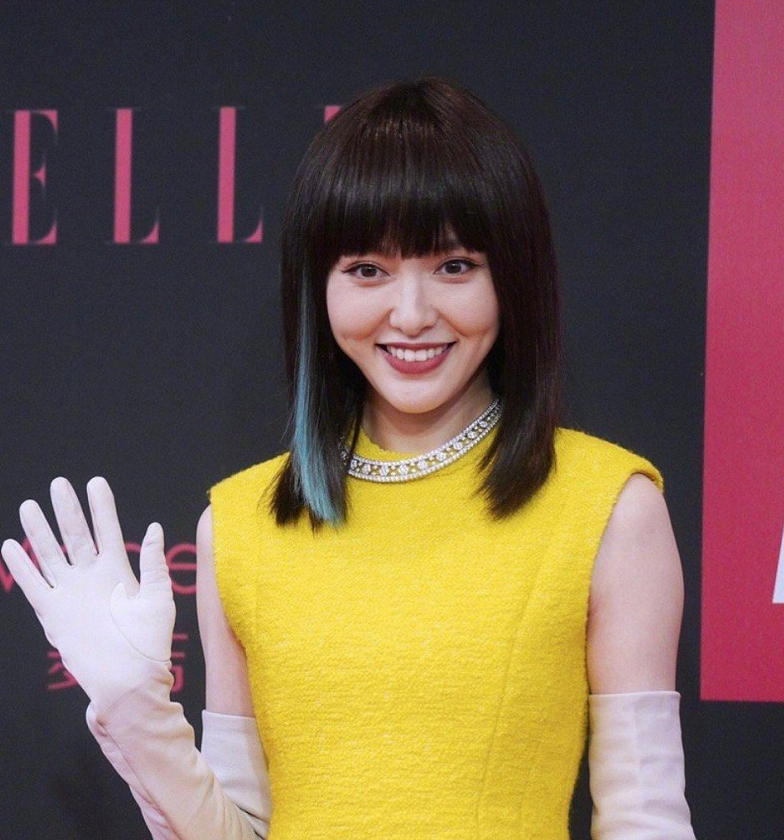 放大看elle红毯:造型师下线唐嫣发型显厚重,杨幂妆容太显老