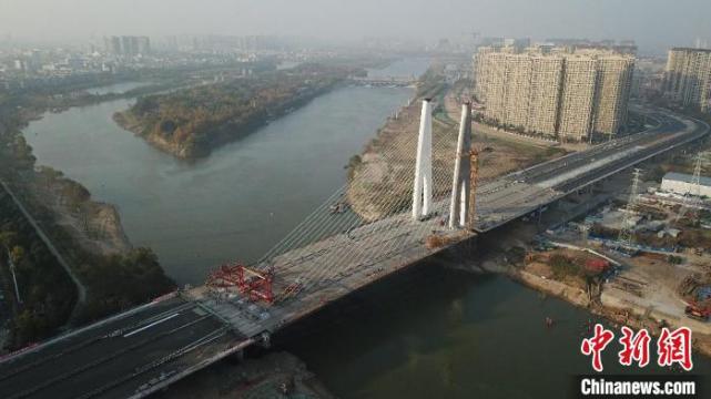 阜阳市阜裕大桥主跨顺利完成合龙