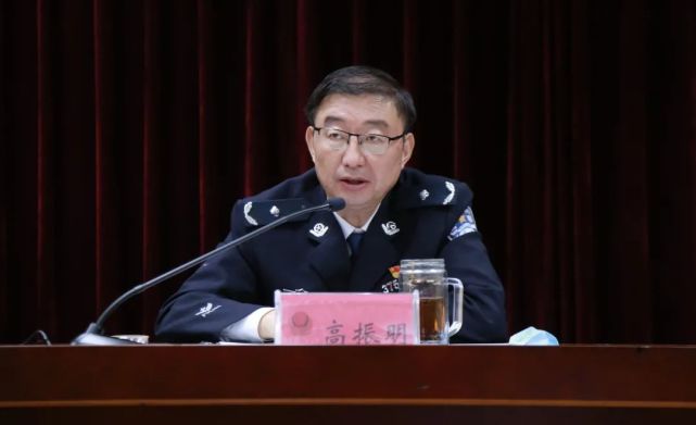 监狱长高振明同志代表监狱党委向青年警察的学习成果和工作进步表示了