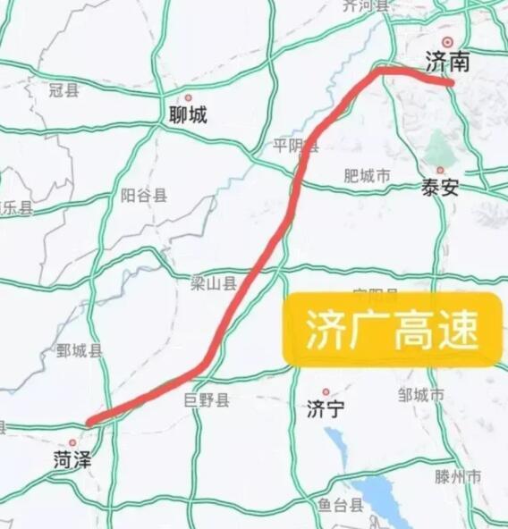 济广高速公路济南至菏泽段目前的标准以双向4车道为主,通行能力较低