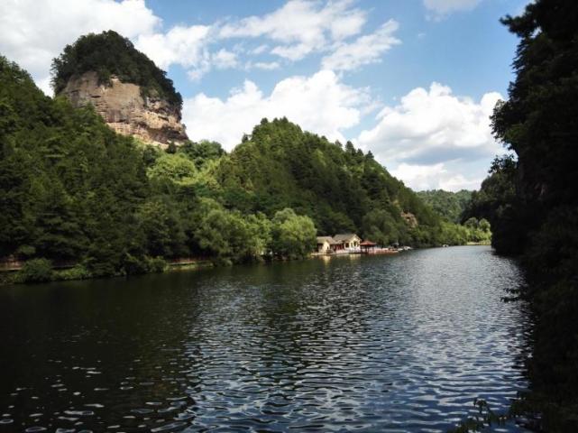 仙人崖位于甘肃天水麦积山风景名胜区,相传此处过去常有高人隐居于此