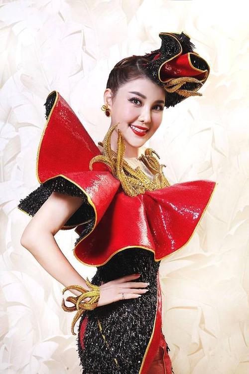 著名歌唱家乌兰图雅:草原上走出的蒙古之花,失恋后仍