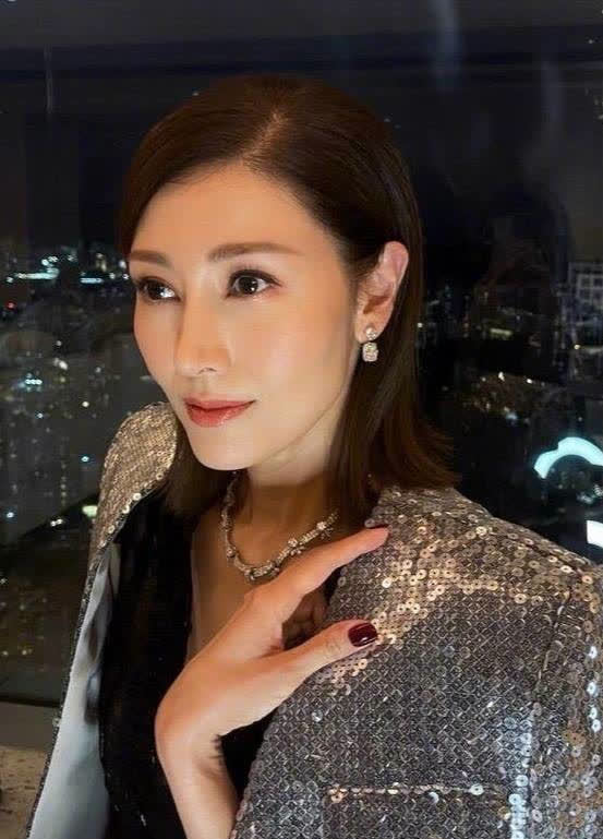 51岁李嘉欣晒美照戴钻石首饰贵气十足与老公同框似两代人