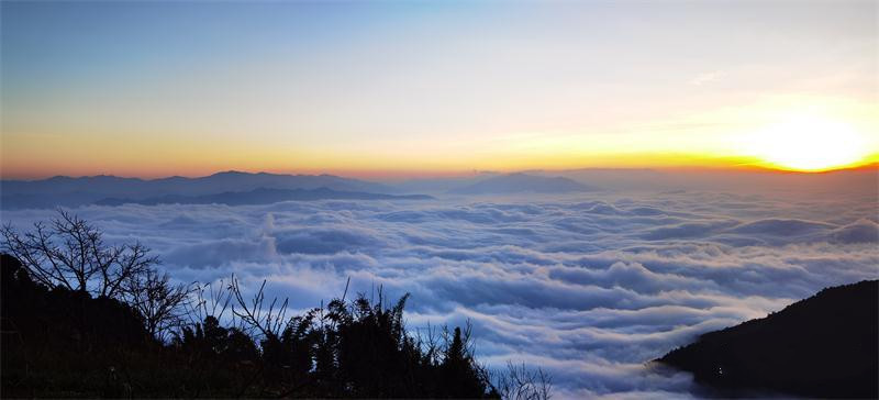 (杨超雁 摄)昭通大山包大山包云海奔流,峰峦隐现如画卷,云雾氤氲将