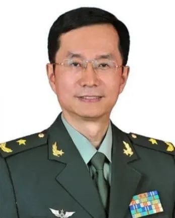 杨诚履历曾长期在原兰州军区服役,先后担任过阿里军分区政委,兰州