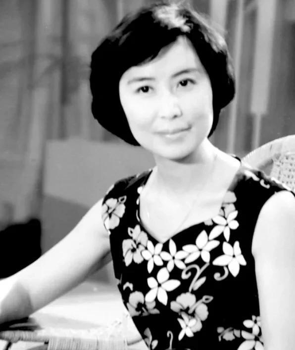 小辰真名陈佩英,早在1964年就进入上海电视台任播音员.
