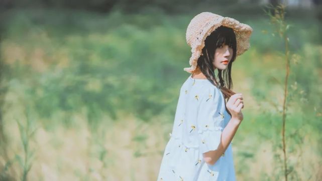 田野上的漂亮女生,绑双麻花辫,唯美清新