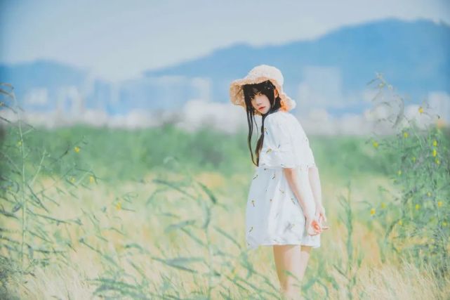 田野上的漂亮女生,绑双麻花辫,唯美清新