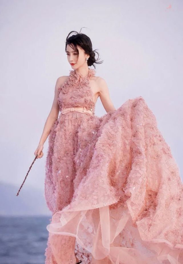 angelababy红毯yyds,一袭粉色长裙优雅恬静