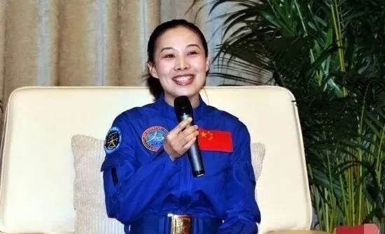 为什么感觉王亚平的脸部浮肿很明显,女性宇航员在太空