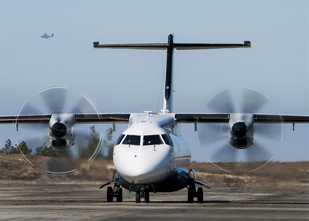 105架c-130j战术运输机(图中展示1架)