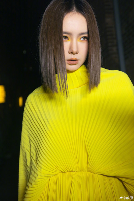 戚薇李承铉久违合体出席活动黄黑配色造型亮相登对养眼