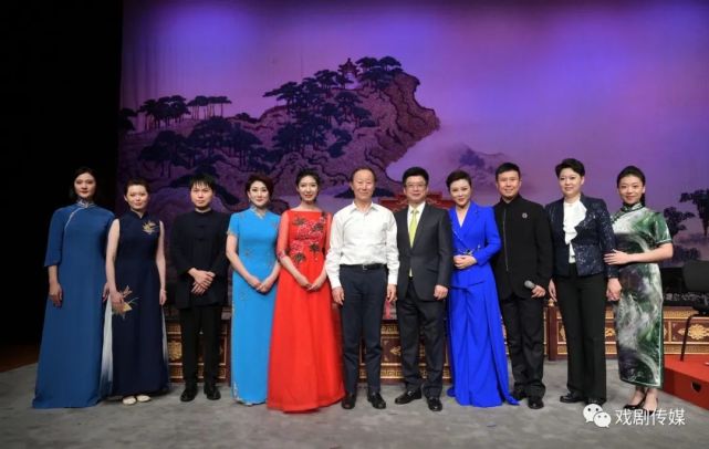 独奏会结束后与领导及合作演员合影2021年9月25日晚,北京京剧院在国家