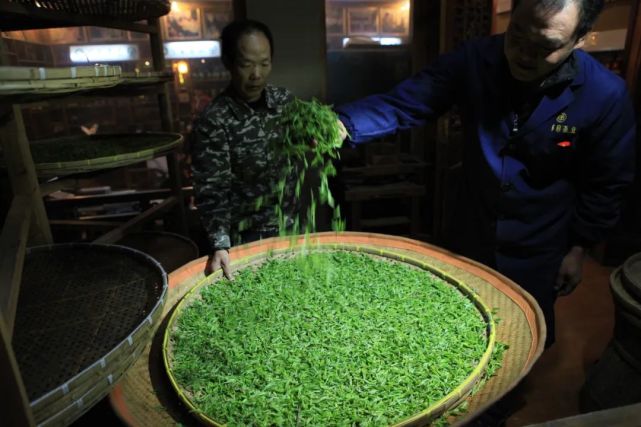采取高温杀青,小桶揉捻,低温长烚的工艺,形成了婺源绿茶色绿,香高,味