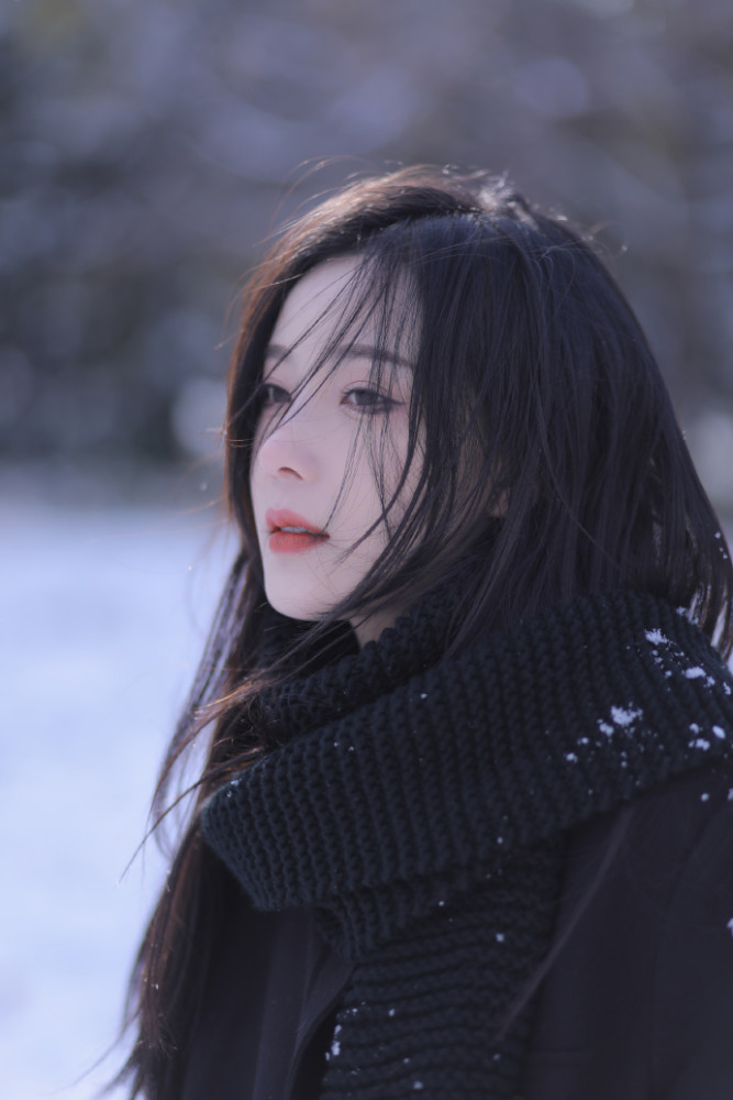 一袭黑衣的清纯女孩,雪地里一组美照,你觉得好看吗