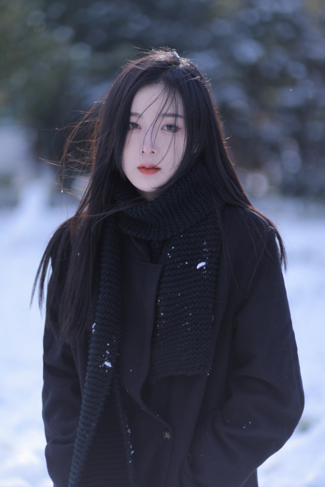 一袭黑衣的清纯女孩,雪地里一组美照,你觉得好看吗