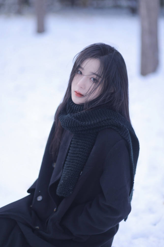 一袭黑衣的清纯女孩,雪地里一组美照,你觉得好看吗