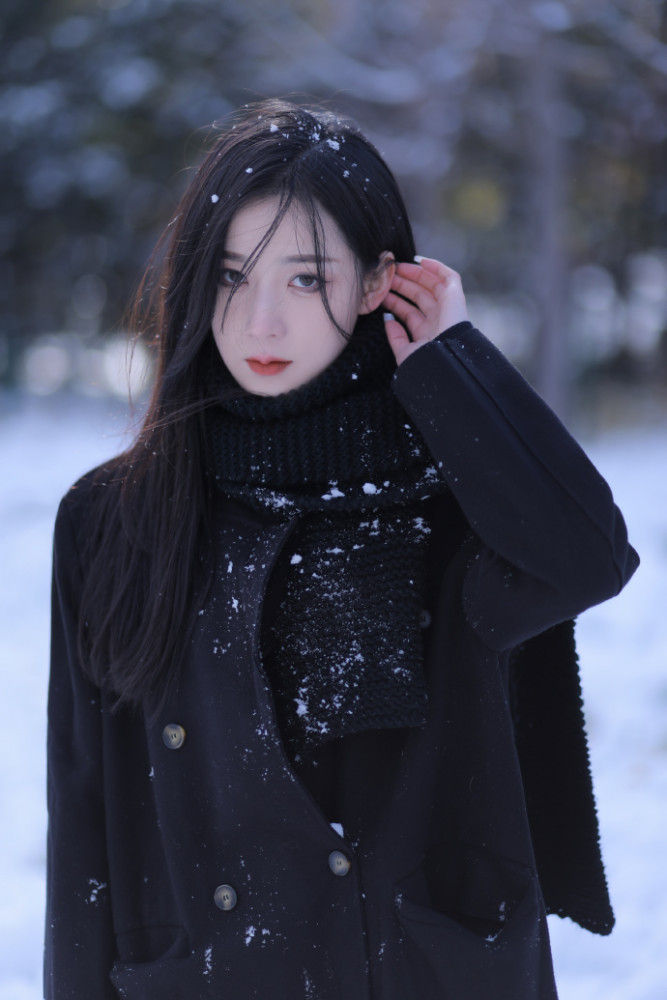 一袭黑衣的清纯女孩,雪地里一组美照,你觉得好看吗