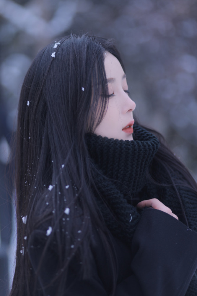 一袭黑衣的清纯女孩,雪地里一组美照,你觉得好看吗