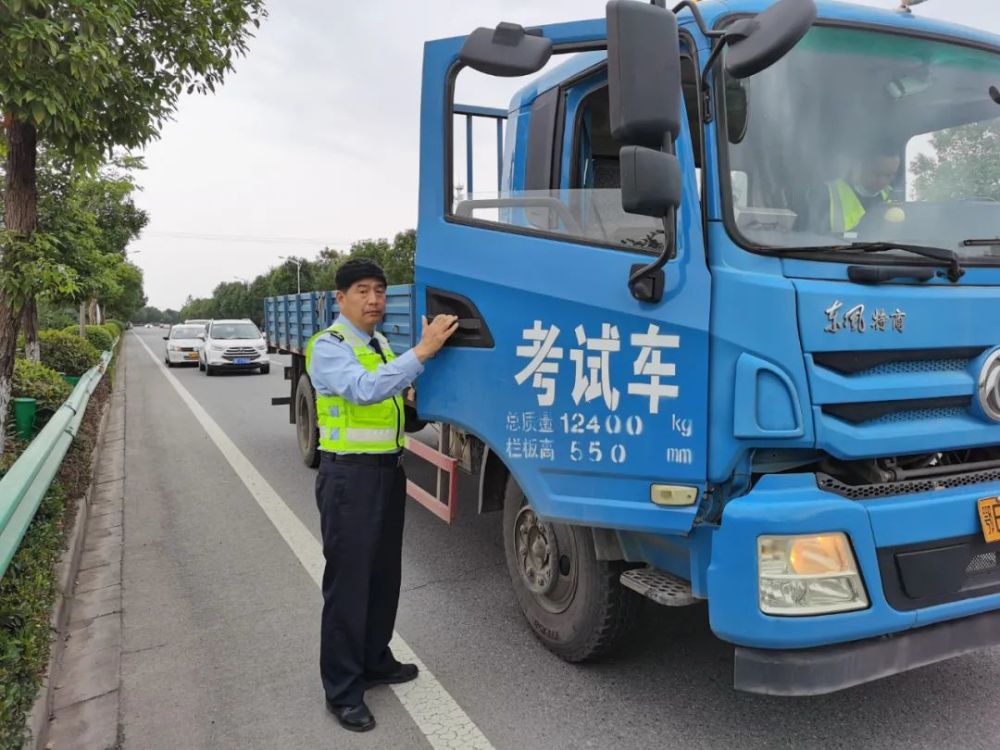 岗位上的"孺子牛—记宜昌市公安局交警支队车管所大车考试员赵宝才