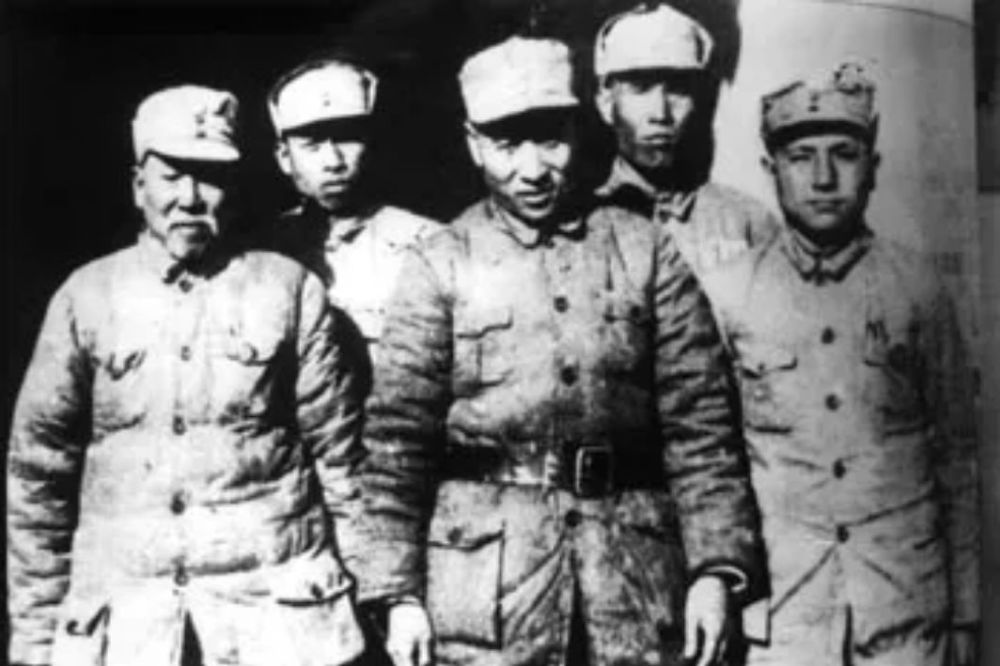 1928年6月,李天佑到广西名将李明瑞的部队当了一名勤务兵.