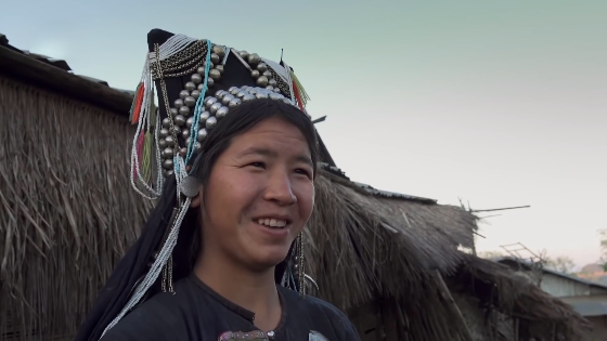 阿卡族也曾是母系社会,女性劳作养家,掌握着全族的生活命脉,享有十分