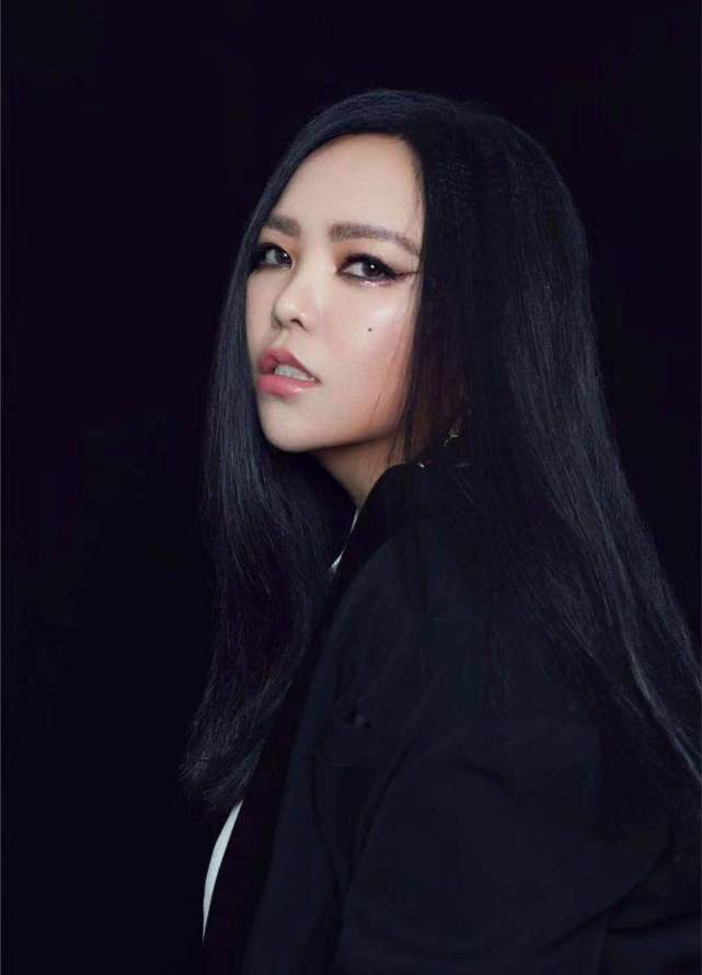 凭《姐妹》爆红,巅峰时深陷舆论"天后"张惠妹为何销声匿迹8年