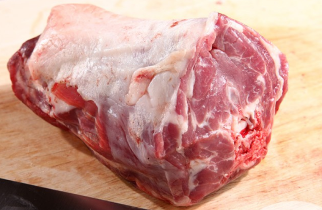脂肪非常少,口感鲜嫩,会吃的人都选羊脖子肉,算是羊身上的上等肉