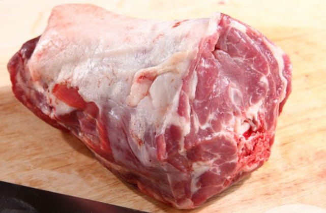 上的肉基本上都是瘦肉,脂肪非常少,口感鲜嫩,会吃的人都选羊脖子肉,算