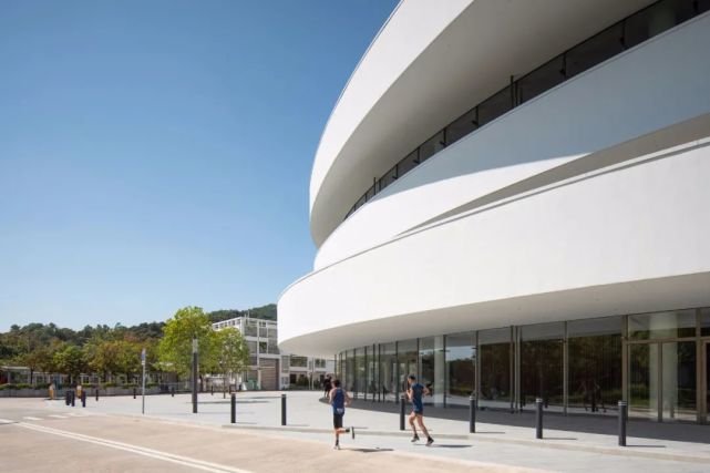 圆形建筑:三个同心的白色圆环—中国香港·邵逸夫礼堂