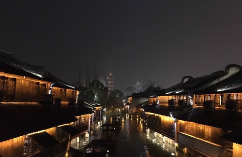 而乌镇的夜景,虽然说不上设计上有什么独到之处,但是它没有给房顶铺