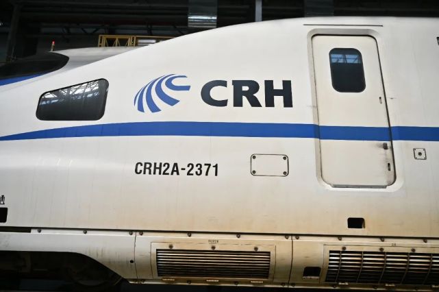 在一列车的头尾车头这对应的是一个型号的所有动车组cr300af,crh2a