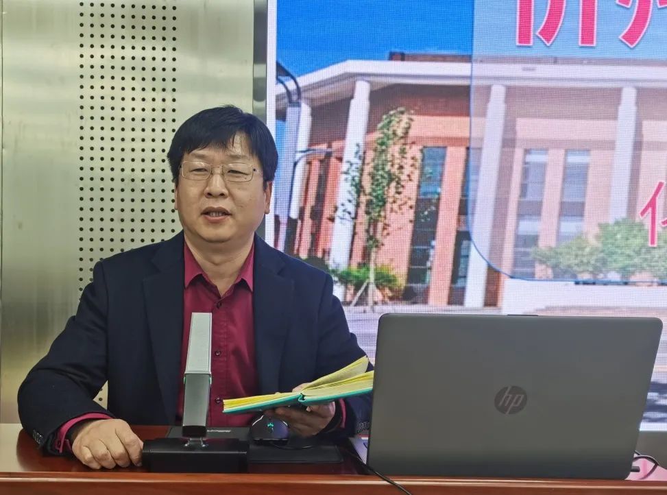 北校区教科研中心副主任李德亭主持论坛