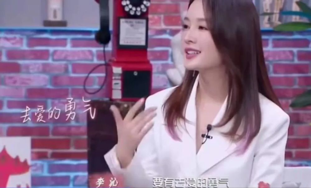 同时,她和任嘉伦主演的新剧《请君》正在拍摄中,从路透图来看,李沁一