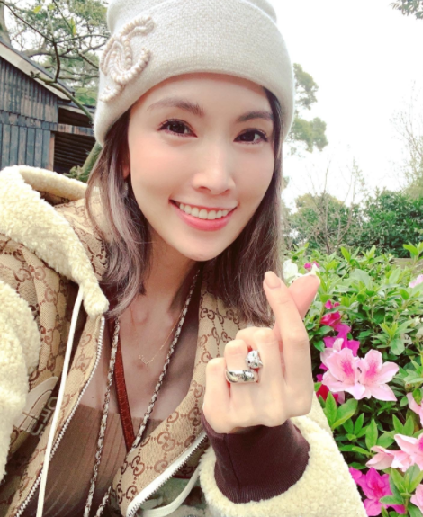 林志颖一家四口逛超市,陈若仪瘦得只剩一把骨头,腿和5岁儿子一样细