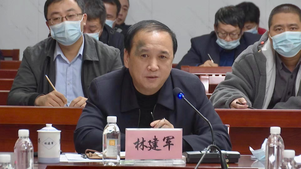 县委书记林建军主持会议并讲话,县长宋波,塔河林业局党委副书记司勇