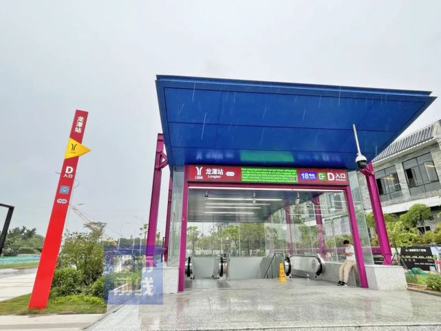 开通不久的地铁18号线龙潭站直线距离地块500多米,不过出站后要过天桥