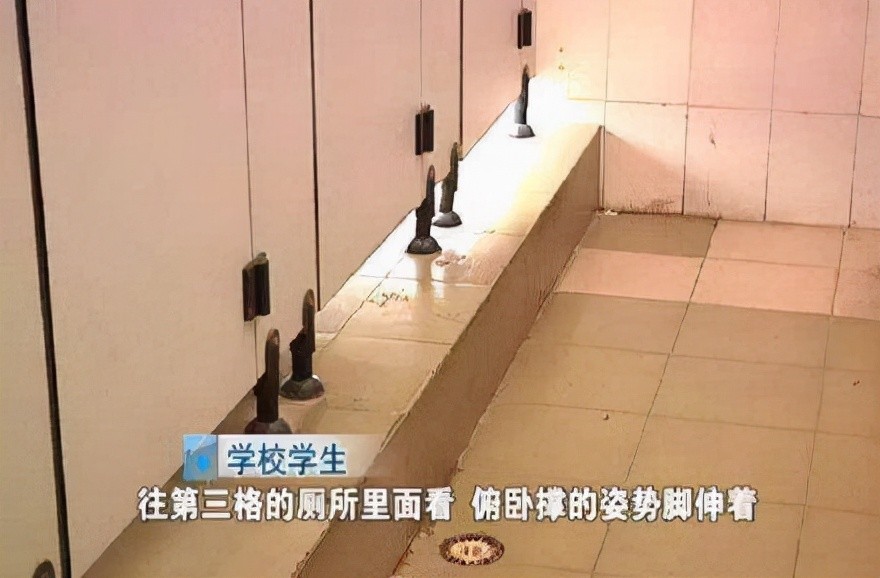 男子跑到女厕拍照被抓现行,被学校留校察看,厕所底下为何留条缝