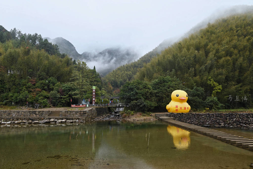 整个园区包含了游步小道,仿古木桥,精品采摘园,黄岩名人馆,中国柑橘