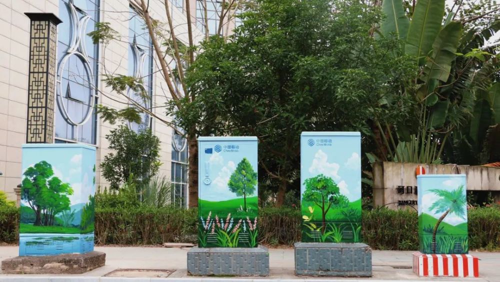 河口县持续对城市强弱电箱体等市政"微景观"开展美化提升工作,让电箱