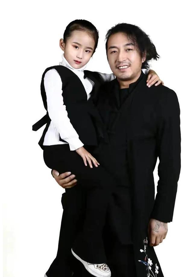 甘肃定西刘钧做词作曲的歌曲《听闻远方有你》,被他9岁的女儿刘艺雯