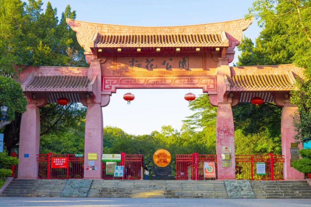 充满的抗日情怀,走过英雄广场,再往里面就可以看到 "榴花抗日纪念亭"