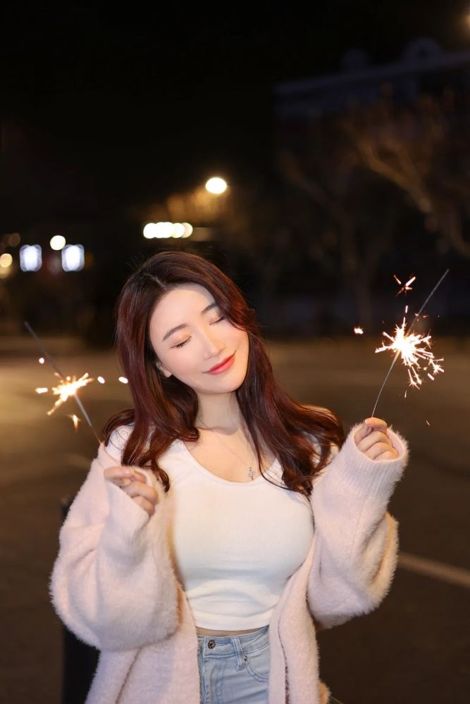 清新脱俗身材曼妙女子如烟花般绚烂多姿性感可人
