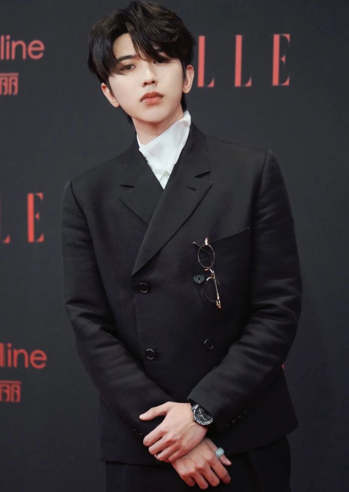 2021年11月18号蔡徐坤出席elle风尚大典