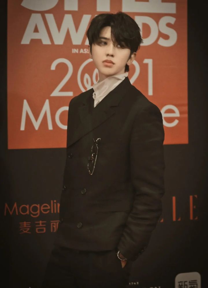2021年11月18号蔡徐坤出席elle风尚大典
