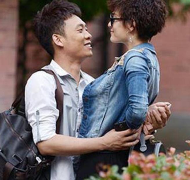 百亿影帝张译:苦熬10年大火,妻子二婚还带娃,结婚15年