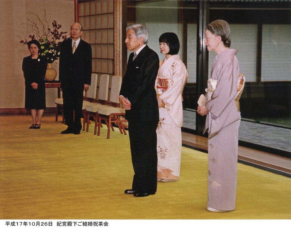 (2005年11月12日)进入结婚会场的两人婚礼后参加记者会的两人婚宴据悉