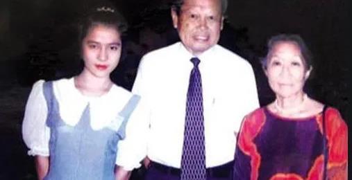 大一新生翁帆被安排接待杨振宁和杜致礼这对科学夫妇,他们的爱情故事
