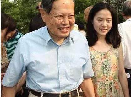 大一新生翁帆被安排接待杨振宁和杜致礼这对科学夫妇,他们的爱情故事