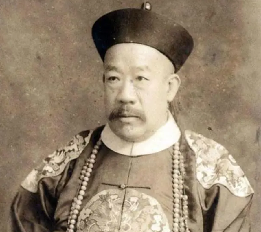 显琦的父亲是清朝八大世袭亲王之一的第十世肃亲王爱新觉罗·善耆